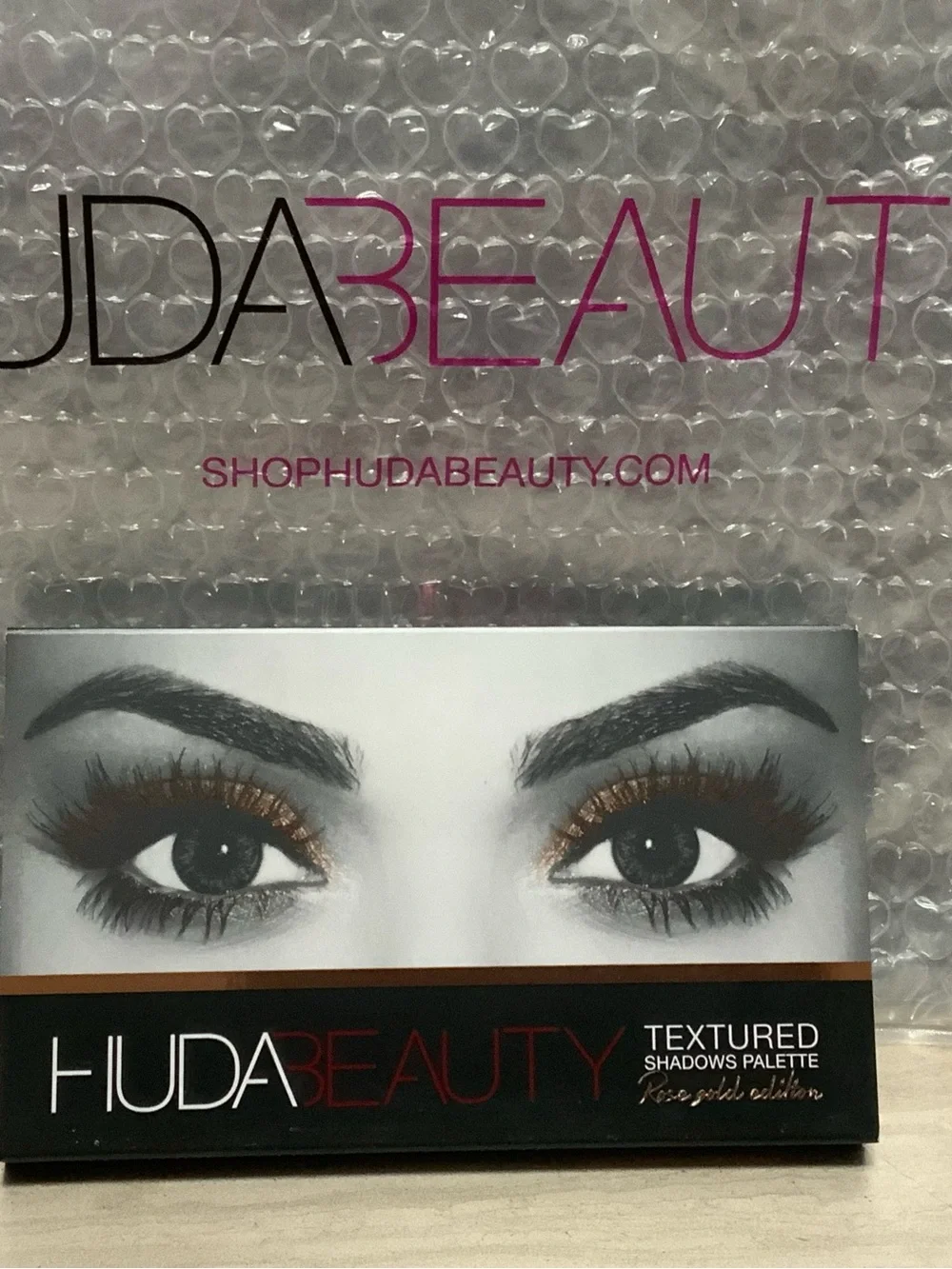 Huda  beauty textured eyeshadow palette new